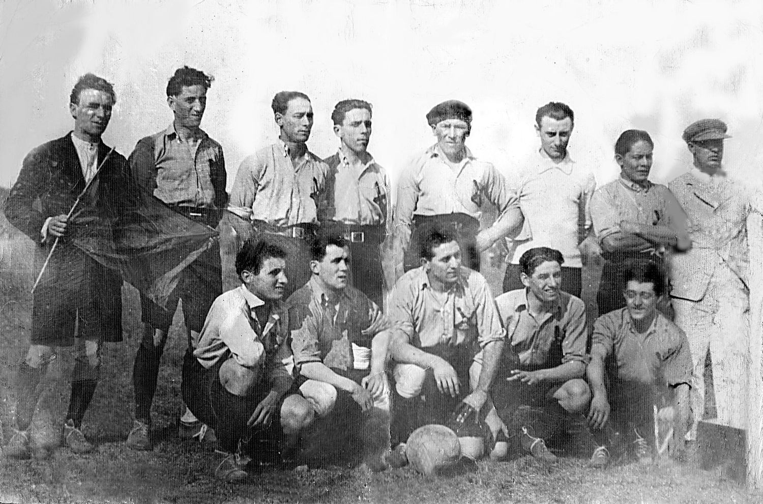 El plantel de Lito en 1921, con la bandera del club